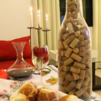 Mesa complementar com pães e vinho